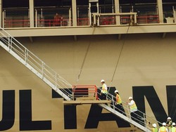 Ini Penampakan Jokowi Saat Naik Kapal Genset Raksasa