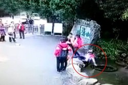 Niat Selfie, Turis China Malah Nyemplung Got