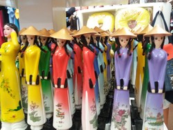 Suvenir Patung Gadis Bercaping yang Eksis di Vietnam