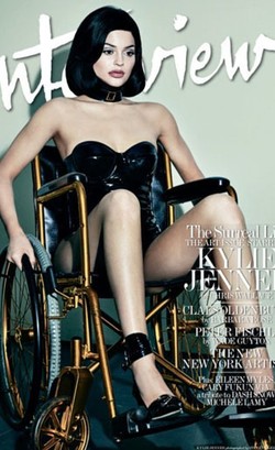 Tampil Pakai Kursi Roda di Majalah, Kylie Jenner Dikritik 2 Wanita Difabel
