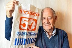 Kakek Ini Gunakan Kantung Belanja Plastik yang Sama Selama 34 Tahun!