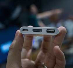 Fitur Continuum Lumia 950 Bisa Pakai Adaptor Macbook