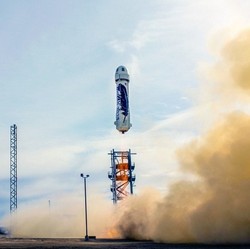 Bos Amazon Ingin Kirim Donald Trump ke Luar Angkasa