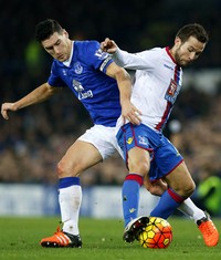 Gareth Barry berebut bola dengan Yohan Cabaye dalam pertandingan yang dihelat di Goodison Park, Selasa (8/12/2015) dinihari WIB. Eddie Keogh/Reuters/detikFoto.