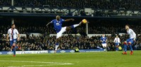 Arouna Kone berusaha mengontrol bola. Andrew Boyers/Reuters/detikFoto.