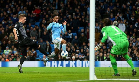 Bekuk Gladbach 4-2, City Jadi Juara Grup