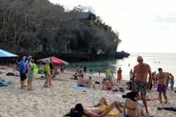 Santai Sore Bareng Bule di Pantai Padang-Padang Bali