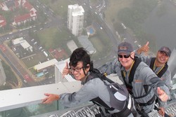 Ekstrem! Naik ke Tiang Puncak Gedung Tertinggi di Gold Coast