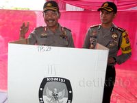Kapolri Tinjau TPS Kampung Pilkada Depok