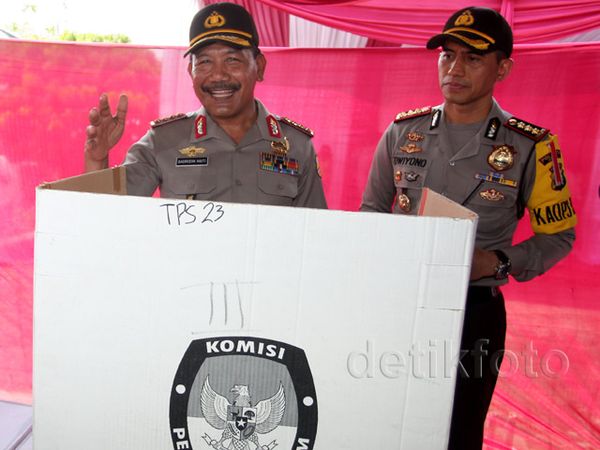 Kapolri Tinjau TPS Kampung Pilkada Depok
