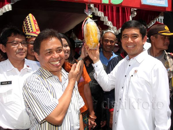 Menteri Yuddy Tinjau TPS di Depok Menteri Yuddy Tinjau TPS di Depok