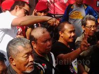 Pendukung Risma-Whisnu Cukur Gundul