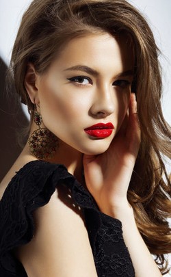 4 Keuntungan yang Didapat Wanita Bila Pakai Lipstik Merah Saat Bekerja