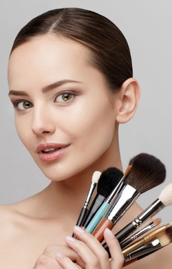 Pakai Makeup Bisa Memicu Sakit Flu, Begini Cara Mencegahnya