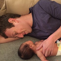 Bos Facebook Pamer Foto dengan Si Kecil Max