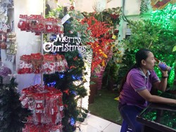 Jelang Natal, Pernak-pernik Natal di Asemka Diserbu Pembeli