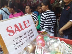 Pernak-pernik Natal di Asemka Dijual dari Goceng Hingga Jutaan