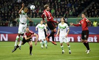 Namun, keunggulan United hanya bertahan tiga menit, sundulan Naldo membawa papan skor berubah menjadi 1-1. Fabian Bimmer/Reuters/detikFoto.