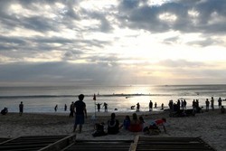 Menikmati Senja di Pantai Dreamland, Bali