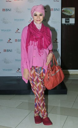 Zaskia Mecca Mengisi Diri dengan Kebaikan Melalui Umrah