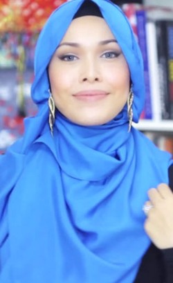Tutorial Hijab Layer dengan Anting Panjang Ala Desainer Singapura, Adlina