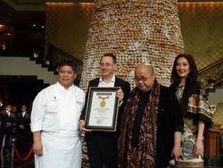 Hotel The Park Lane Jakarta Pecahkan Rekor MURI Pohon Natal Tertinggi dari Kue Sus