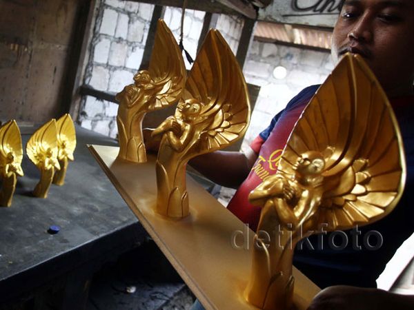 Mengunjungi Bengkel Perajin Tropi Fiber