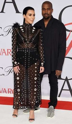 Sambil Menyusui, Kim Kardashian Terinspirasi Sumbangkan 1.000 Sepatu