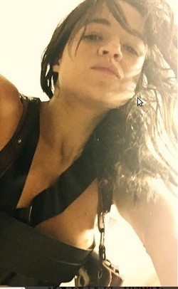 Michelle Rodriguez Selfie Sambil Pamer Bulu Ketiak