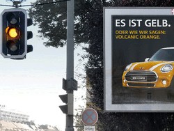 Iklan Unik MINI Cooper, Warna Mobil Gonta-ganti Sesuai Warna Lampu Lalin