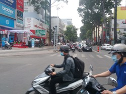 Pengendara Motor di Ho Chi Minh City yang Patuh Pakai Helm