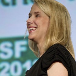 CEO Cantik Yahoo Lahirkan Bayi Kembar