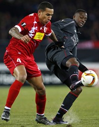 Divock Origi (kiri) berebut bola dengan Leo Lacroix (kanan) dalam pertandingan yang dihelat di Stade Tourbillon, Jumat (11/12/2015) dinihari WIB. Lee Smith/Reuters/detikFoto.