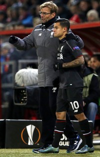 Juergen Klopp memberikan pengarahan kepada Philippe Coutinho. Lee Smith/Reuters/detikFoto.