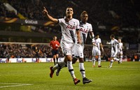 Erik Lamela merayakan gol. Dalam pertandingan ini dia tiga kali membobol gawang lawan. Gol itu dibuatnya di menit ke-2, 15, 3. Dylan Martinez/Reuters/detikFoto.