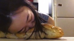 Wouw! Wanita Ini Rajin Unggah Video Wajahnya Terbenam Dalam Roti