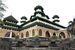 Berbagai Sisi Masjid yang Indah di Dekat Danau Maninjau