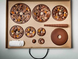 Nyam! Pohon Natal dari Cokelat Ini Bisa Dirakit Sendiri