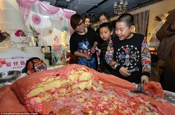 Hiks! Kue Bentuk Tubuh Manusia Ini Menangis Tiap Dipotong!