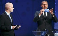David Trezeguet melakukan pengundian. Christian Hartmann/Reuters/detikFoto.