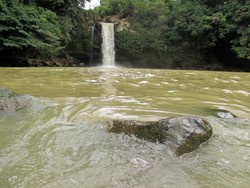 Seperti Pantai & Punya Gua, Ini Air Terjun Unik Tarunggang