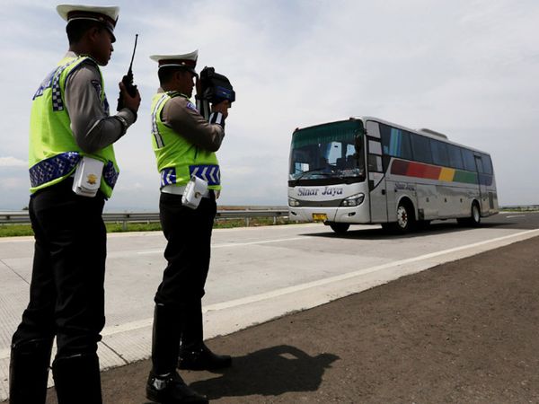 Polisi Cek Kecepatan Kendaraan di Tol Cipali