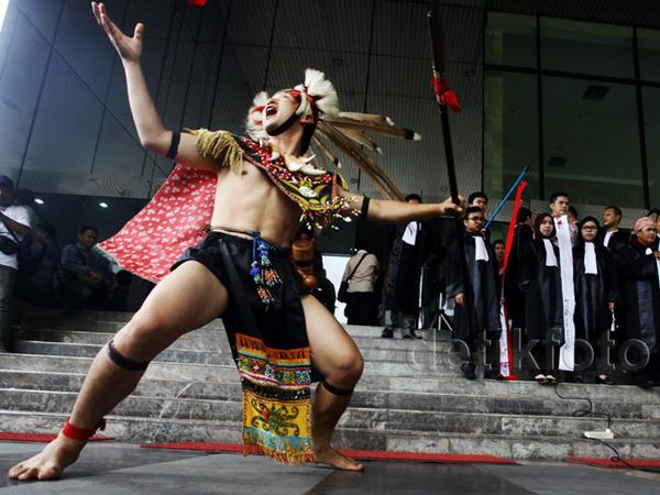 Aksi Tari Sumpit di Depan Gedung KPK