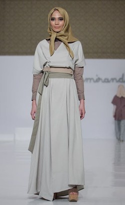 Foto: Bergaya Seperti Wanita Jepang dengan Busana Muslim Terbaru Ria Miranda