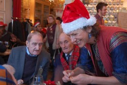 Di Cafe Ini Para Lansia Bisa Makan Hidangan Natal Gratis