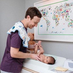 Ganti Popok Bayi, Zuckerberg Kebanjiran Jempol