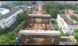 Tiang Tol Depok-Antasari Berdiri Tepat di Depan Gerbang Istana Ini