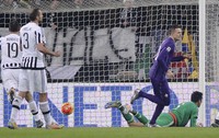 Pada pertandingan di Juventus Stadium, Senin (14/12/2015) dinihari WIB, Fiorentina unggul lebih dulu. Mereka membobol gawang Juve pada menit ketiga lewat penalti Ilicic. REUTERS/Giorgio Perottino.