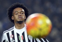 Namun, Juve tak butuh waktu lama untuk menyamakan kedudukan. Pada menit keenam, Juan Cuadrado merobek gawang Fiorentina setelah sundulannya meneruskan crossing Patrice Evra gagal diantisipasi kiper Ciprian Tatarusanu. REUTERS/Giorgio Perottino.