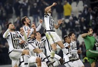Kemenangan 3-1 ini mengangkat Juve ke posisi keempat di klasemen Serie A dan menggusur AS Roma. REUTERS/Giorgio Perottino.